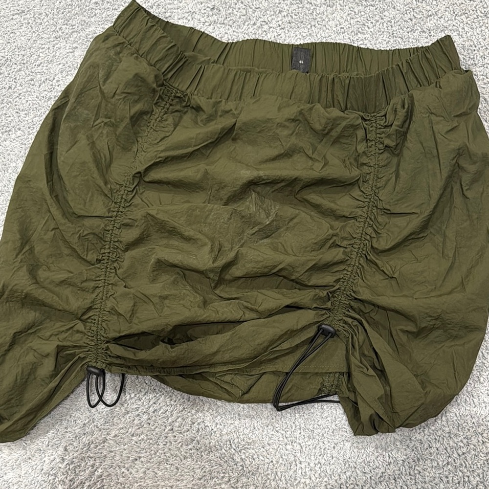 SHEIN Green Cargo Shorts with Relaxed Fit and Elastic Waistband